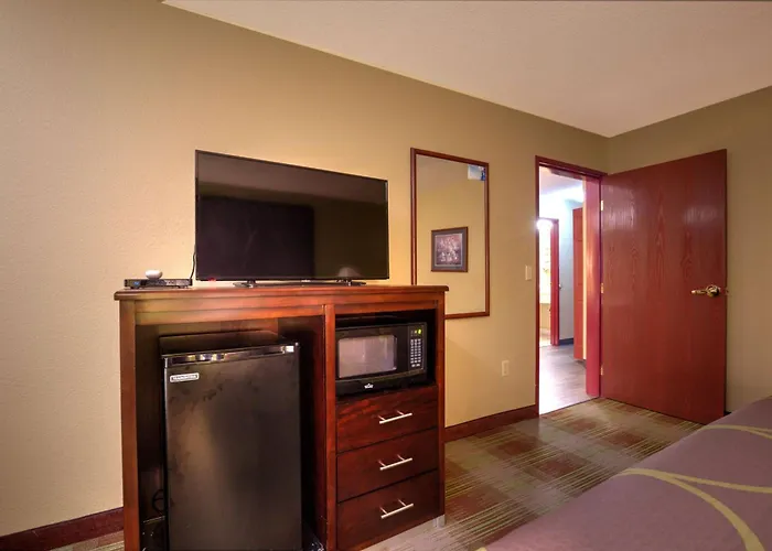 Super 8 By Wyndham Waterloo