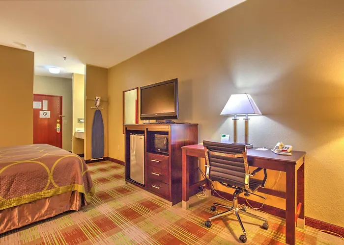 Super 8 By Wyndham Waterloo