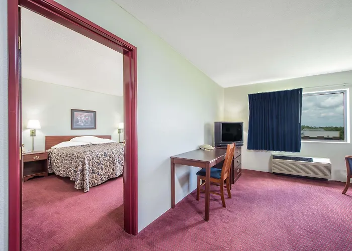 Super 8 By Wyndham Waterloo