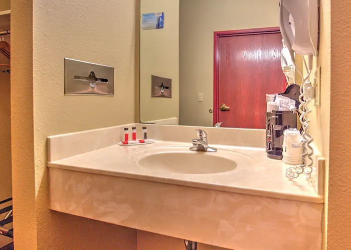 Super 8 By Wyndham 2* Waterloo