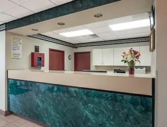 Super 8 By Wyndham Hotel Waterloo