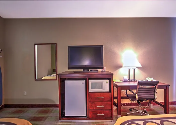 Super 8 By Wyndham Hotel Waterloo